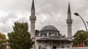 خلاف حول الصلاة في أكبر مساجد أوربا