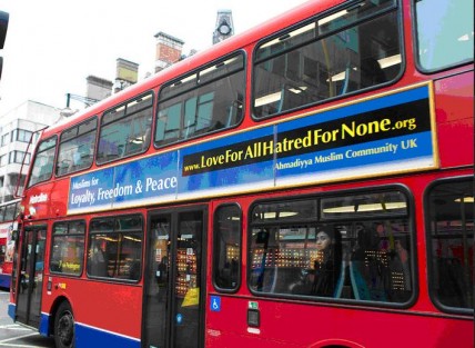 القاديانية ودعايتها على حافلات لندن